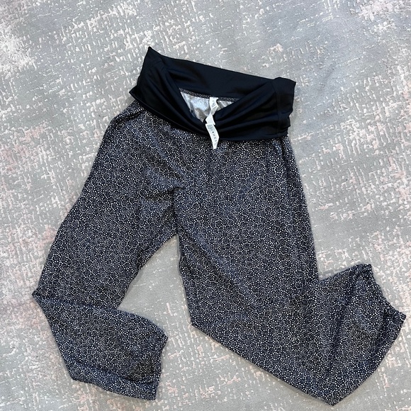 Lululemon cropped Track Pants Black White size 4 - Picture 2 of 4